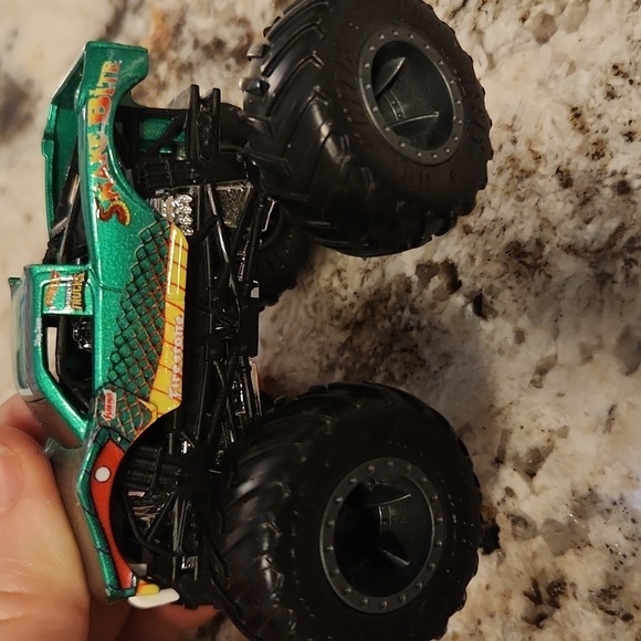 Hot Wheels Monster Trucks Fan Favorites Snake Bite 1:64 scale - Picture 5 of 9